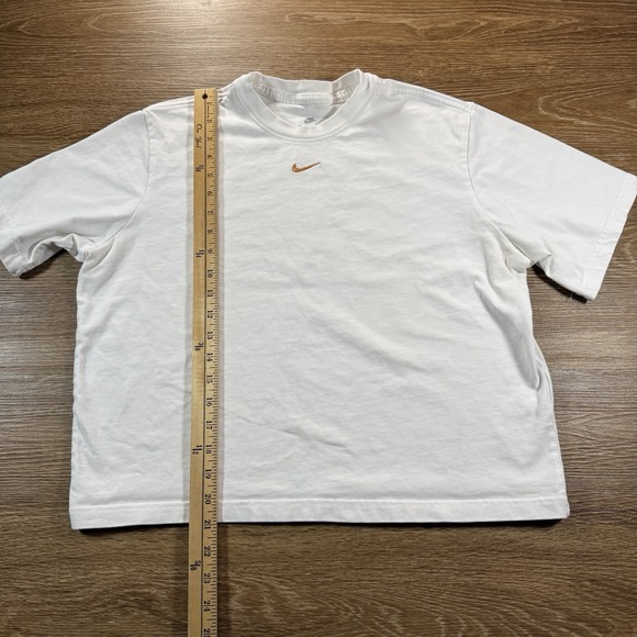 Nike Women's M Cropped White T-Shirt The Nike Tee Swoosh Logo Cotton Minimalist - Picture 7 of 8